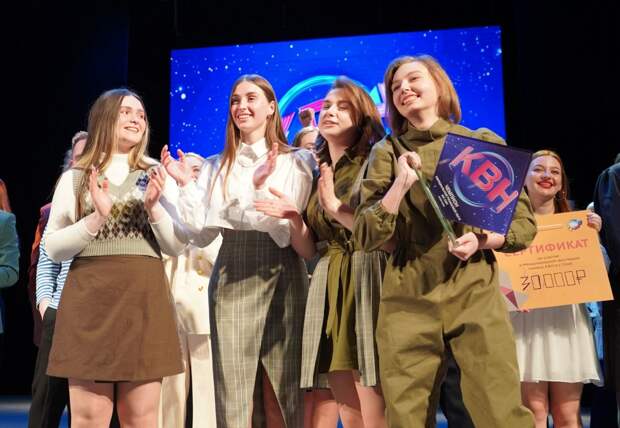 В финале Рязанской лиги МС КВН много шутили, дарили подарки, а победила «Айседора Дункан»