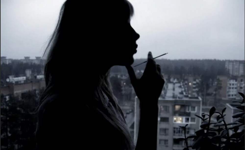 Песня выйду на балкон закурю сигарету. Девушка на балконе с сигаретой. Женщина с сигаретой у окна. Курящая девушка у окна. Девушка с сигаретой.