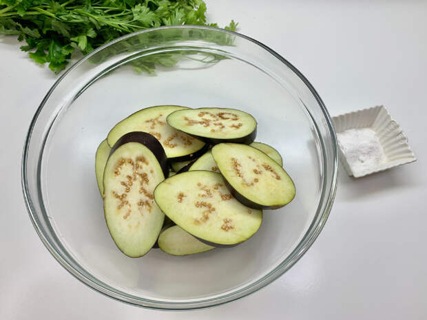 Сочные, очень вкусные, я бы даже сказала, самые вкусные баклажаны получаются по этому рецепту. Такое блюдо просто закуской не назовёшь. Это уже полноценное блюдо, к которому и гарнир не нужен!-2