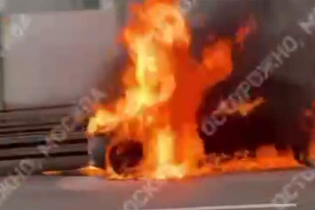 Появилось видео, как возле станции МЦД Перово в Москве горит автомобиль