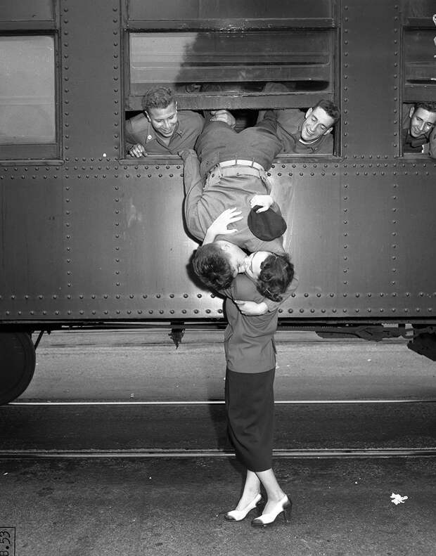 20 исторических снимков о любви во время войны в разных странах