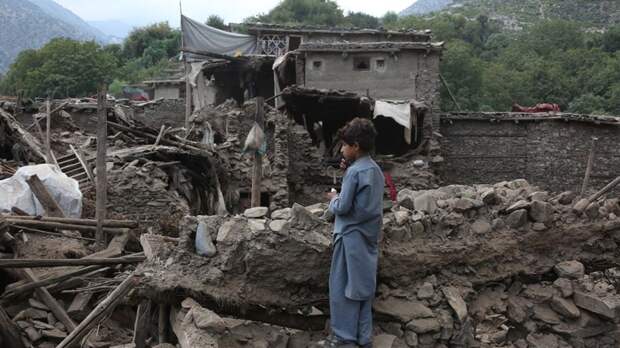 Спасатели в Афганистане не могут добраться до людей под завалами