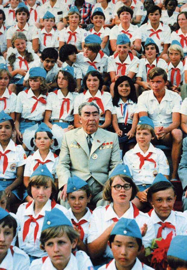 Л. И. Брежнев в гостях у Артековцев. Автор Мусаэльян Владимир, 1979.jpg Л. И. Брежнев в гостях у Артековцев. Автор Мусаэльян Владимир, 1979.jpg