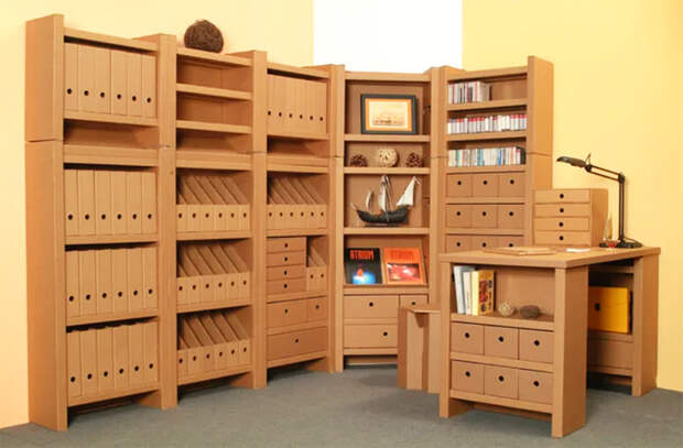 Из картона можно легко соорудить настоящий офис с местами для хранения, папками, столом и стулом