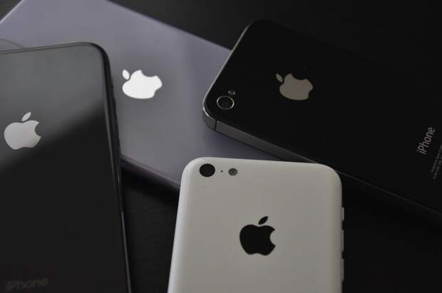 Bloomberg порекомендовал Apple выпустить дешевый айфон
