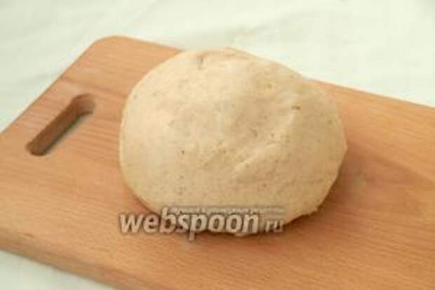 Готовое тесто извлечь из хлебопечки и поместить на доску.