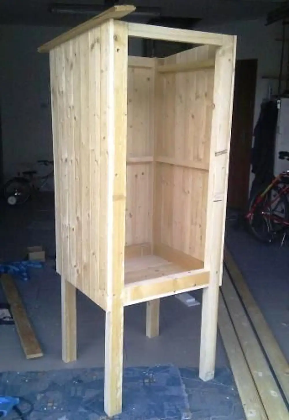 Деревянный шкаф для копчения