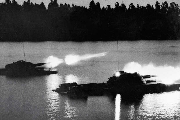 Может ли танк выиграть сражение на воде у боевого корабля? Может, если это - ПТ-76. Большие и малые победы "бешеного поплавка"