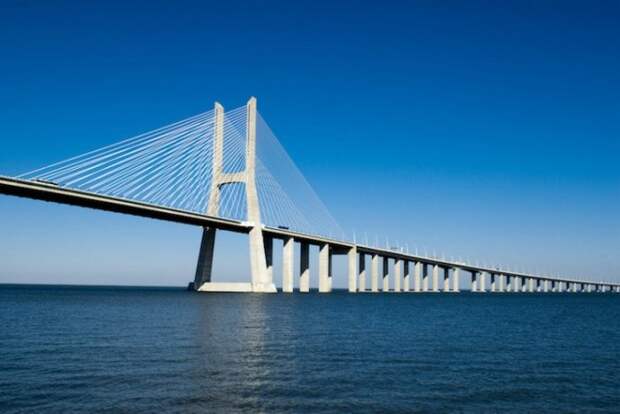 Самый длинный мост Европы протяженностью в 17,2 км простирается через реку Тежу к северо-востоку от Лиссабона.