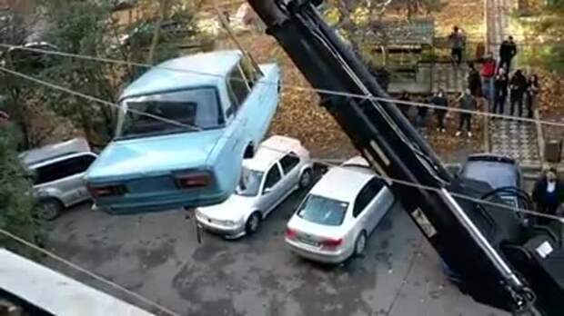 Конец эпохи: с тбилисского балкона спустили старый автомобиль, простоявший там 27 лет авто, балкон, ваз 2106, видео, грузия, спуск авто, тбилиси