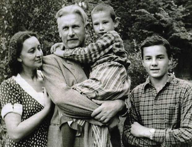 Александр Фадеев с семьей | Фото: kino-teatr.ru