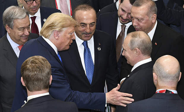 Президент США Дональд Трамп беседует с президентом России Владимиром Путиным во время заключительного заседания саммита лидеров G20 в Осаке, Япония Президент США Дональд Трамп беседует с президентом России Владимиром Путиным во время заключительного заседания саммита лидеров G20 в Осаке, Япония