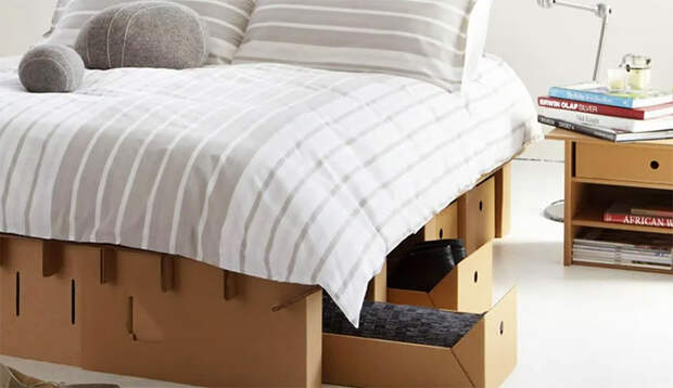 Кровать может иметь и дополнительную функциональность – места для хранения делают из того же гофрокартона