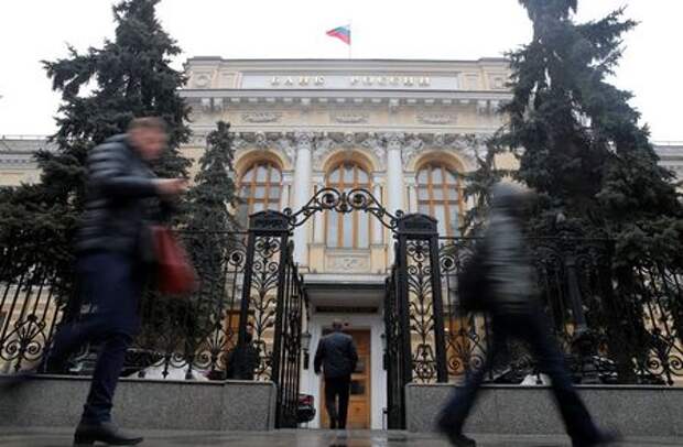 People walk past the Central Bank headquarters in Moscow, Russia February 11, 2019. REUTERS/Maxim Shemetov