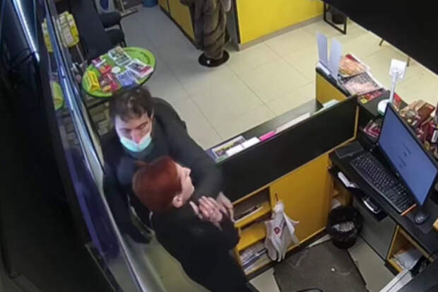 Нападения с холодным оружием на сотрудников российского ТЦ попали на видео