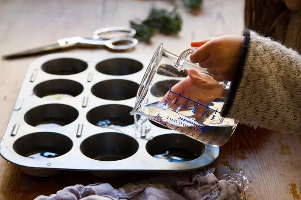 Идея: ледяные новогодние украшения для уличных деревьев