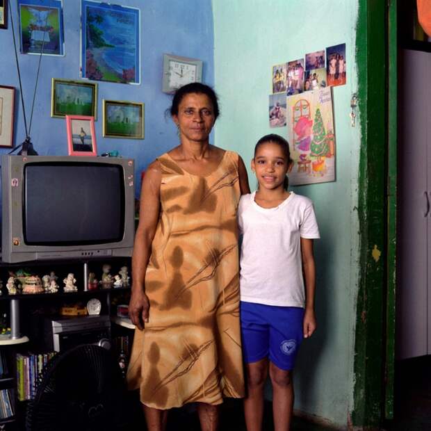 17. Дона Мария де Фатима получила ВИЧ при очередном уколе наркотика. Она завязала со своим пагубным пристрастием. В тюрьме у нее дочь, а сама она присматривает за одной из своих внучек – Дианой (на фото). Ее вторая дочь наркоманка, а сын работает в охране на минимальной ставке. (Luiz Santos)