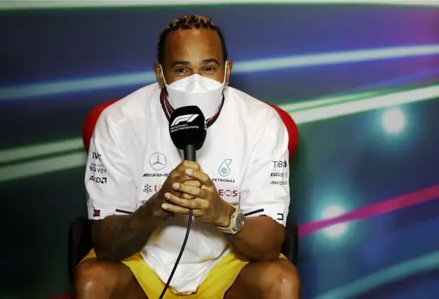 Маршал трассы в Джидде уволился после оскорбительного комментария в адрес Льюиса Хэмилтона