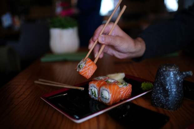 Диетолог Поляков предупредил об опасности суши и роллов для детей