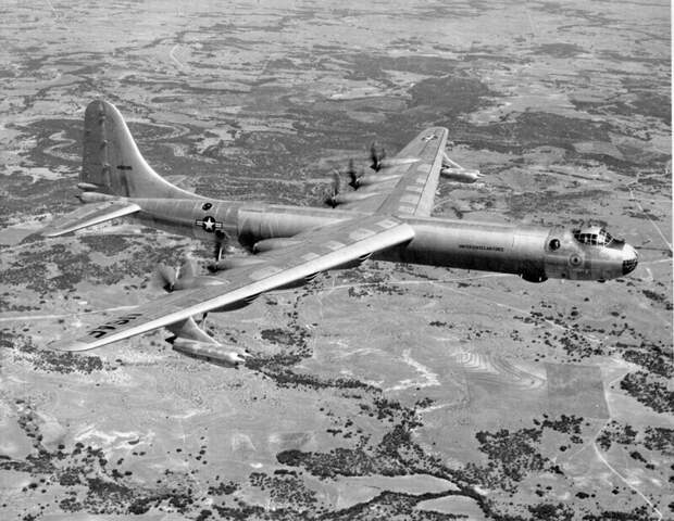 Американский стратегический бомбардировщик Convair B-36 Peacemaker в учебном полете над штатом Аризона, начало 1950-х годов Американский стратегический бомбардировщик Convair B-36 Peacemaker в учебном полете над штатом Аризона, начало 1950-х годов