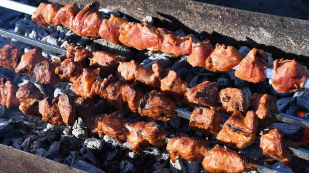 Россиянам объяснили, как избежать переедания в майские праздники