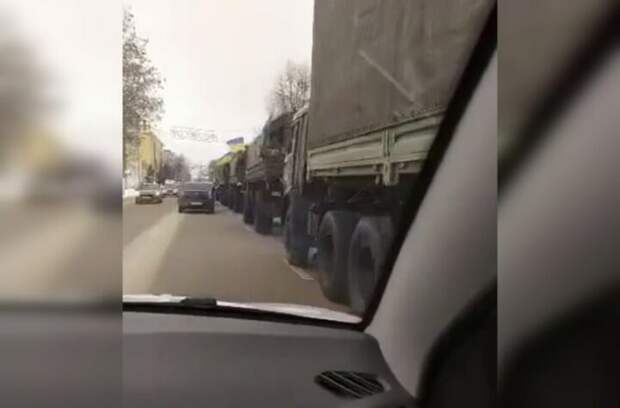 По Твери ехала военная техника под украинскими флагами, жители были озадачены