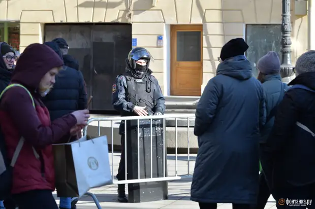 Уборочная техника заняла центральные улицы Петербурга. У Гостиного двора исполняет полиция