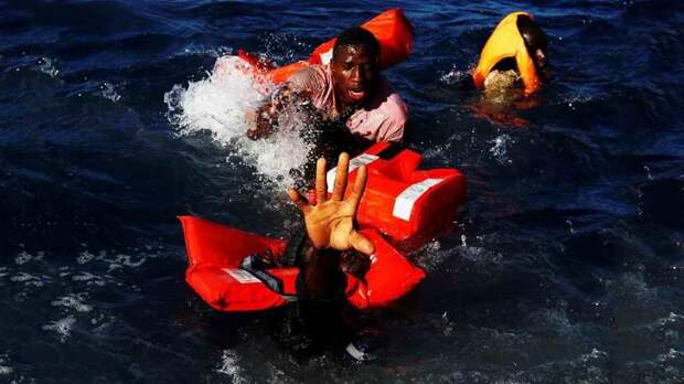 3. Спасательная операция на Мальте: паника мигрантов привела к падению с резиновой лодки интересно, лучшие фото года, факты, фото, фотография года, цепляет