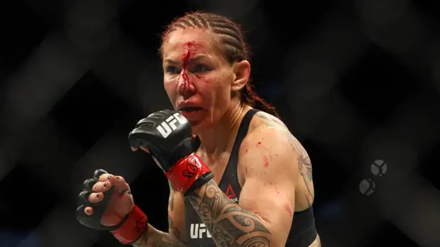 Сайборг нокаутировала Кавану и защитила пояс чемпиона Bellator