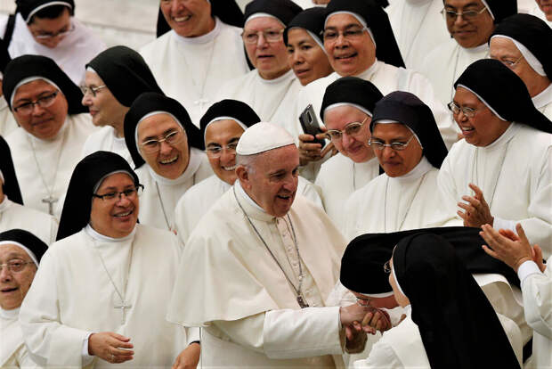 Римский папа Франциск с монахинями.