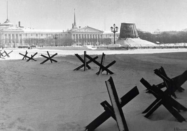 Вид на площадь Декабристов (в настоящее время Сенатская площадь) в блокадном Ленинграде