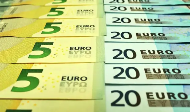 Евро рухнул до 77 рублей впервые с 2020 года