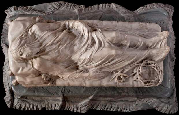 Вуаль из мрамора на скульптуре «Христос под плащаницей».