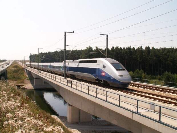 самый быстрый скоростной поезд в мире TGV POS. фото