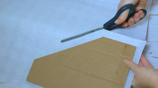 Применила упаковочную бумагу и старый гофрированный картон. чтобы сделать функциональные органайзеры для дома.