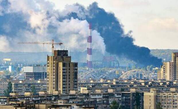 На фото: черный дым от ракетных ударов ВС России в Киеве.
