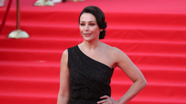 Роман с коллегой? Волкова опубликовала фото страстного поцелуя с Баранчеевым