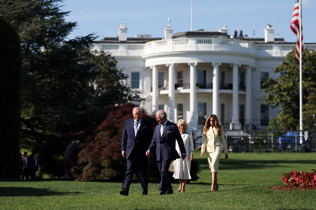 Daily Mail: Трамп нарушил протокол, похлопав Карла III по плечу