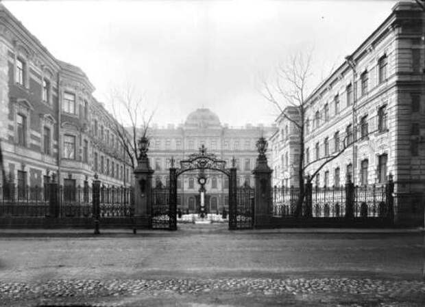 "Собачье сердце" пo-пeтepбypгcки. Памятник Шарику и Профессору