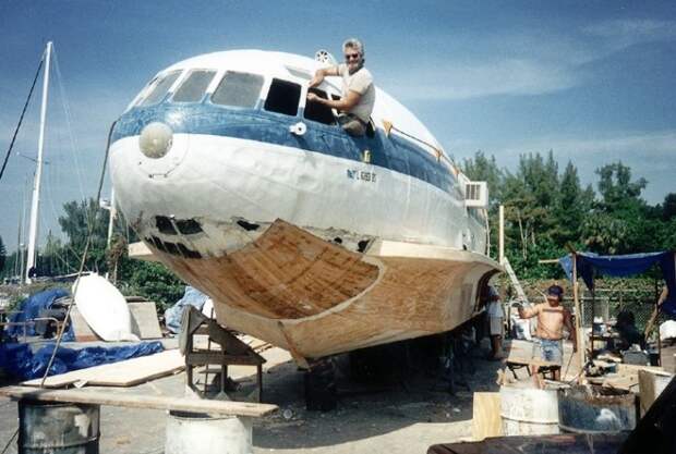 Процесс превращения самолета в лодку. /Фото: popmech.ru