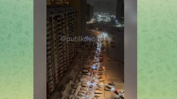 Жители Подмосковья бросают застрявшие в снегу машины и идут пешком