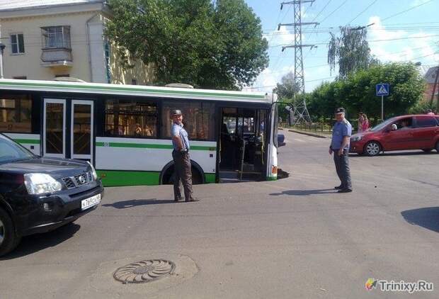 Необычное ДТП рейсового автобуса в Тамбове (3 фото)
