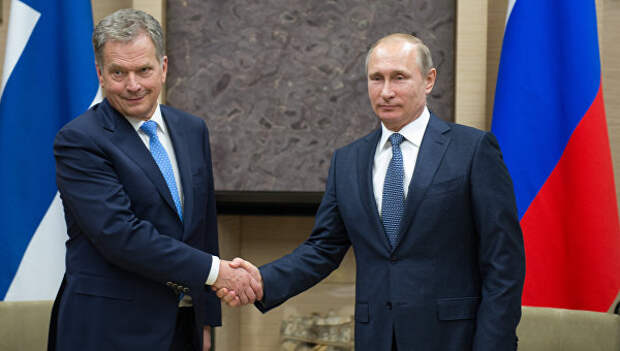 Президент России Владимир Путин (справа) и президент Финляндии Саули Ниинистё во время встречи в резиденции Ново-Огарево