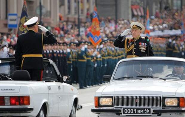 С ветеранами на трибунах и без зрителей: Владивосток принял Парад Победы