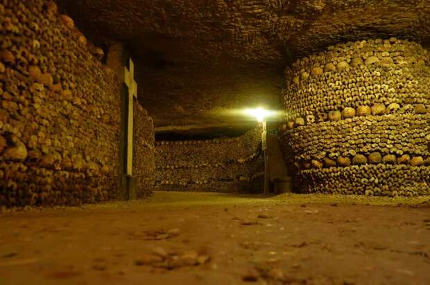 С этого ракурса можно оценить высоту стен Подземные сооружения, захоронение, катакомбы, кладбище, париж, подземные ходы, череп, черепа