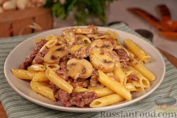 Фото к рецепту: Макароны с фаршем, грибами и сыром
