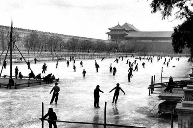 Каток перед самым большим дворцовым комплексом в мире. Пекин, 1957 год. история, люди, мир, фото