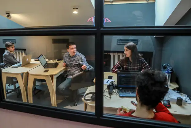 Не высказывать свое мнение, замалчивать свои чувства.