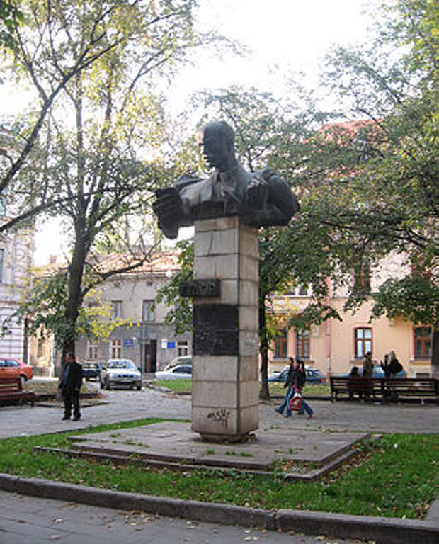https://upload.wikimedia.org/wikipedia/ru/thumb/a/ad/%D0%9F%D0%B0%D0%BC%D1%8F%D1%82%D0%BD%D0%B8%D0%BA_%D0%A1%D1%82_%D0%A2%D1%83%D0%B4%D0%BE%D1%80%D1%83_%D0%9B%D1%8C%D0%B2%D0%BE%D0%B2.jpg/300px-%D0%9F%D0%B0%D0%BC%D1%8F%D1%82%D0%BD%D0%B8%D0%BA_%D0%A1%D1%82_%D0%A2%D1%83%D0%B4%D0%BE%D1%80%D1%83_%D0%9B%D1%8C%D0%B2%D0%BE%D0%B2.jpg