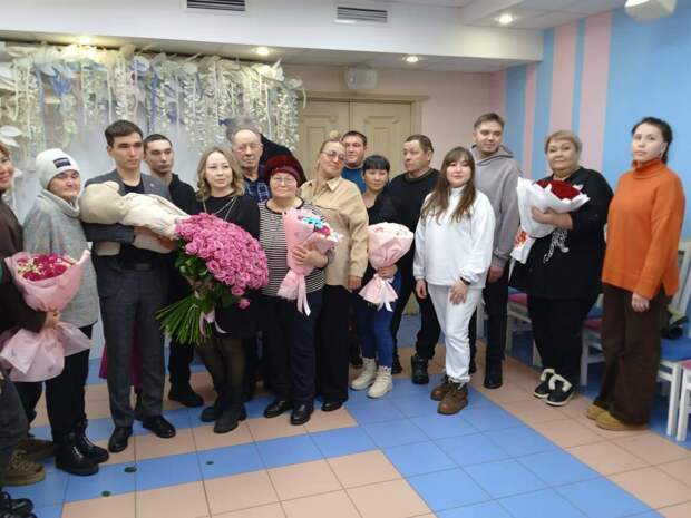 «Без бергә» волонтерлары Актаныштан хәрби хезмәткәрнең гаиләсен кызлары туу белән котлады